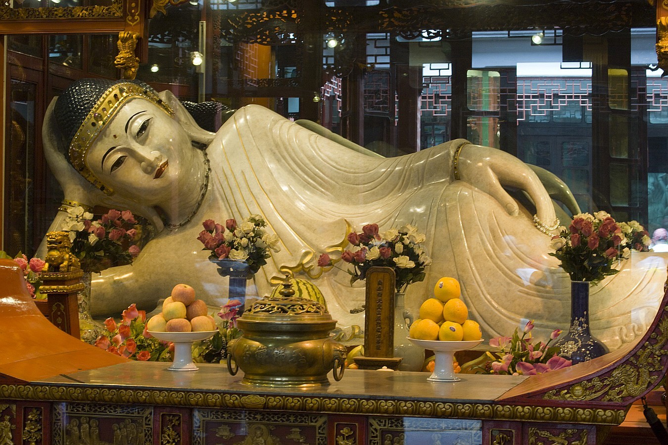Будд отель. Храм нефритового Будды храмы Шанхая. Храм нефритового Будды достопримечательности Шанхая. Статуя Будды в Шанхае. Нефритовый Будда Шанхай.
